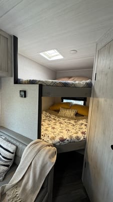 Miraflores' East to West Della terra le Travel Trailer