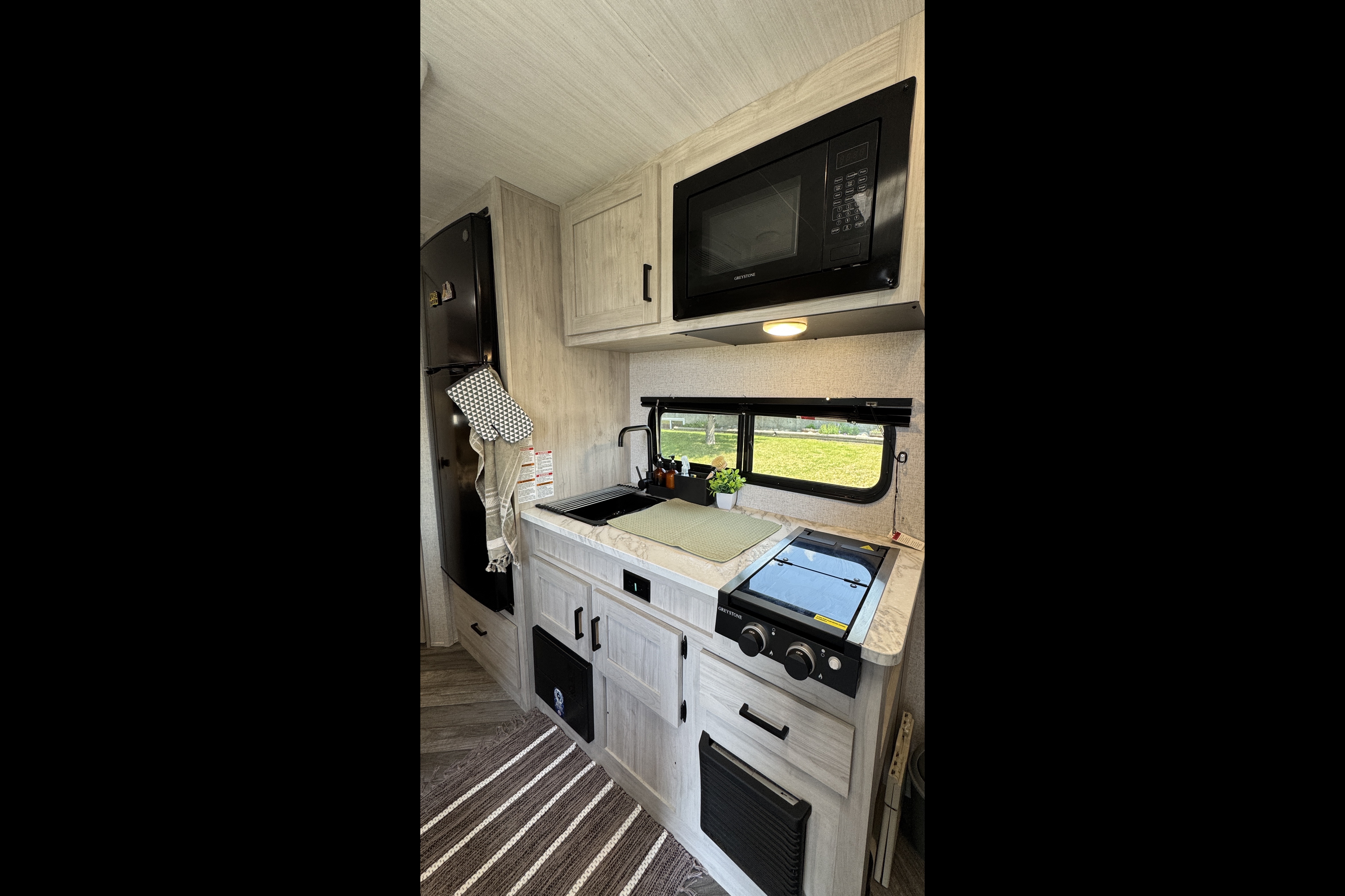 Miraflores' East to West Della terra le Travel Trailer
