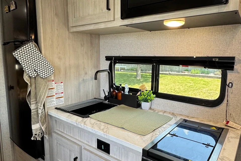 Miraflores' East to West Della terra le Travel Trailer