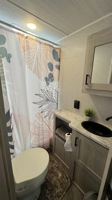 Miraflores' East to West Della terra le Travel Trailer
