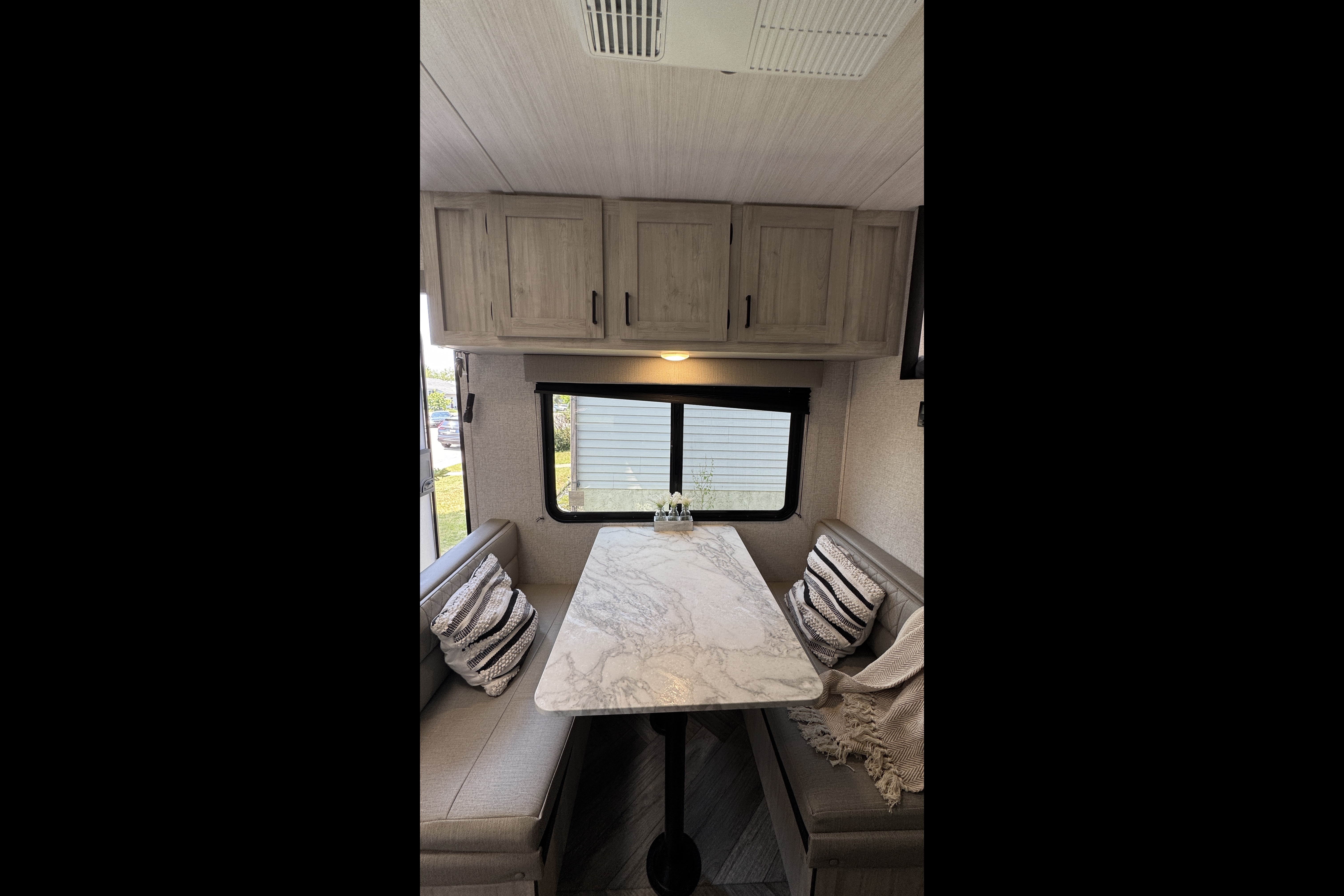 Miraflores' East to West Della terra le Travel Trailer