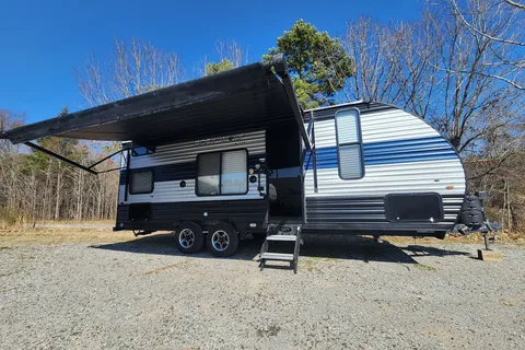 Rolling Retreats 2022 Cherokee Grey Wolf Travel Trailer