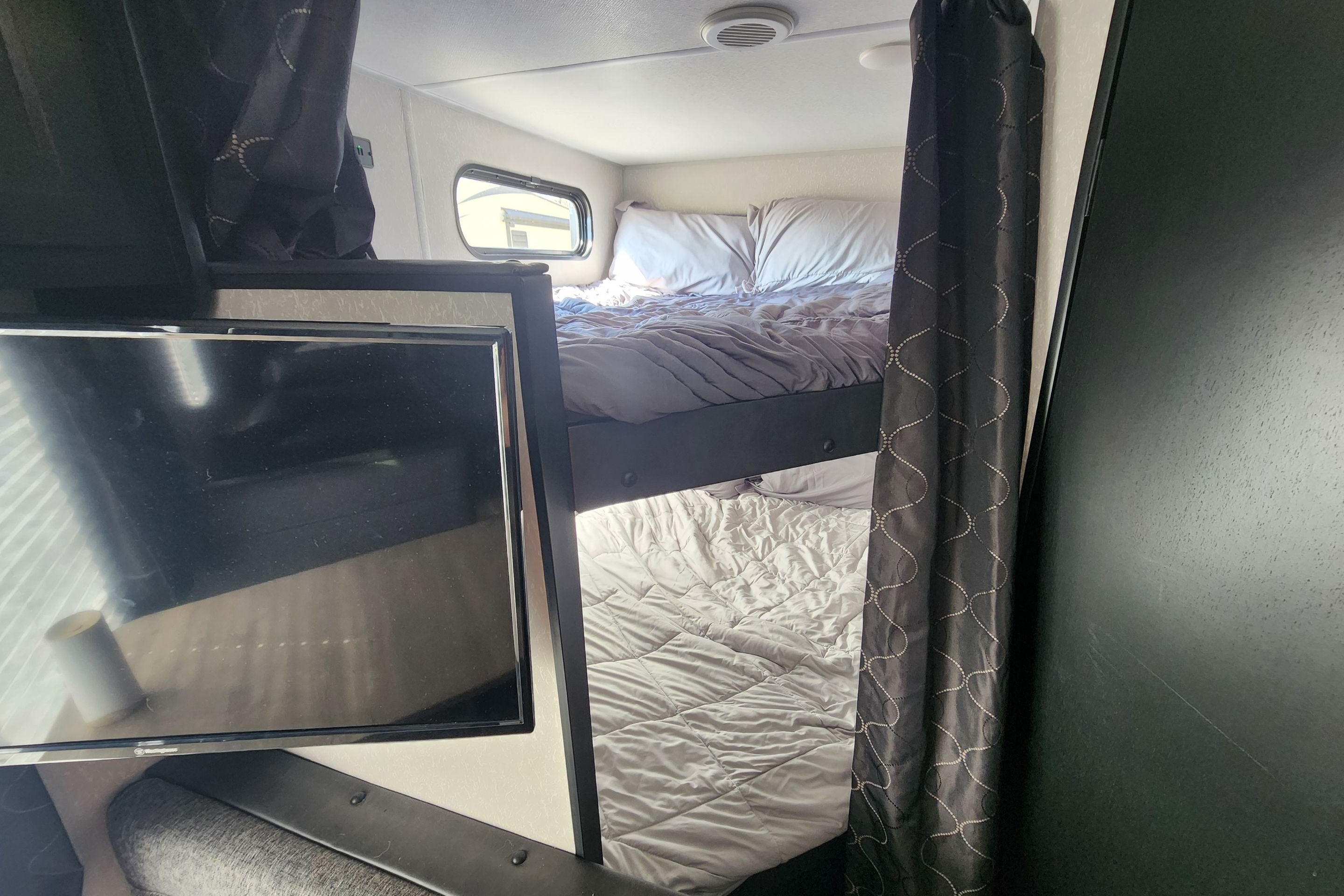 Rolling Retreats 2022 Cherokee Grey Wolf Travel Trailer