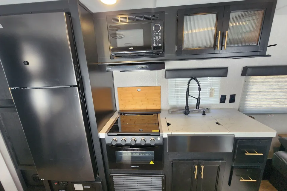 Rolling Retreats 2022 Cherokee Grey Wolf Travel Trailer