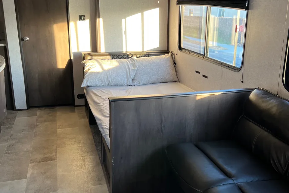 Cesar's Coleman Lantern 337BH Travel Trailer