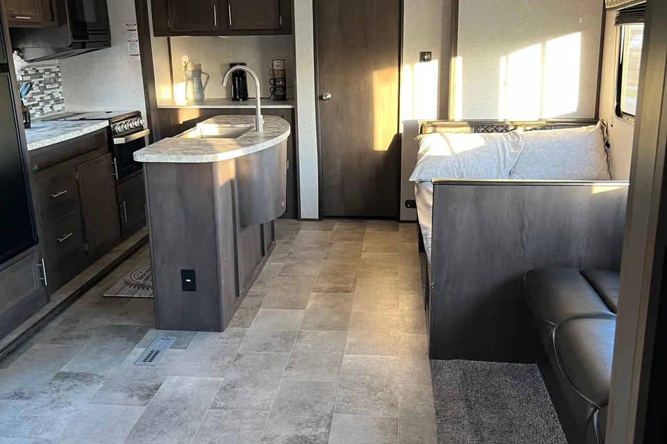 Cesar's Coleman Lantern 337BH Travel Trailer