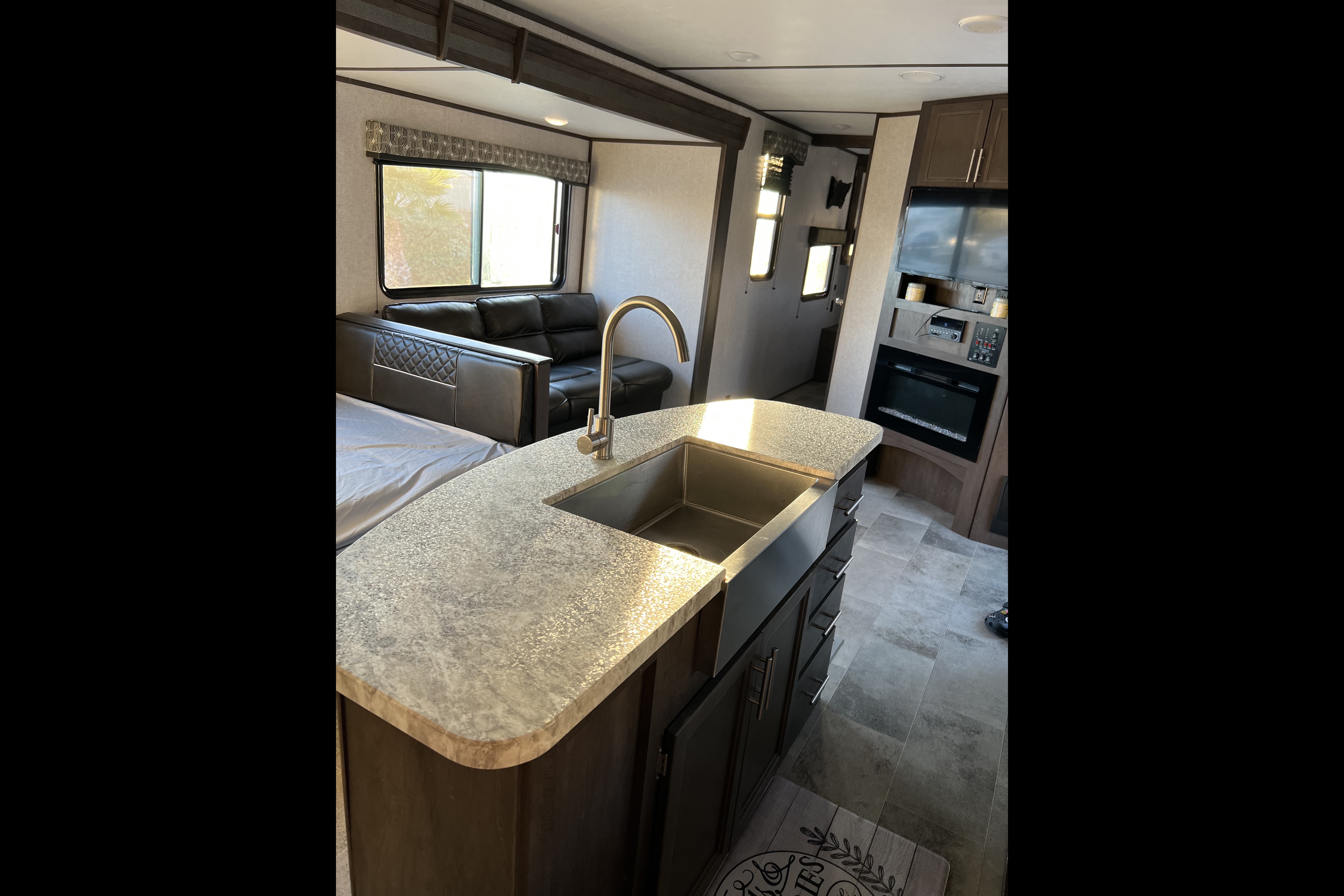 Cesar's Coleman Lantern 337BH Travel Trailer