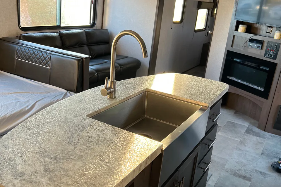 Cesar's Coleman Lantern 337BH Travel Trailer