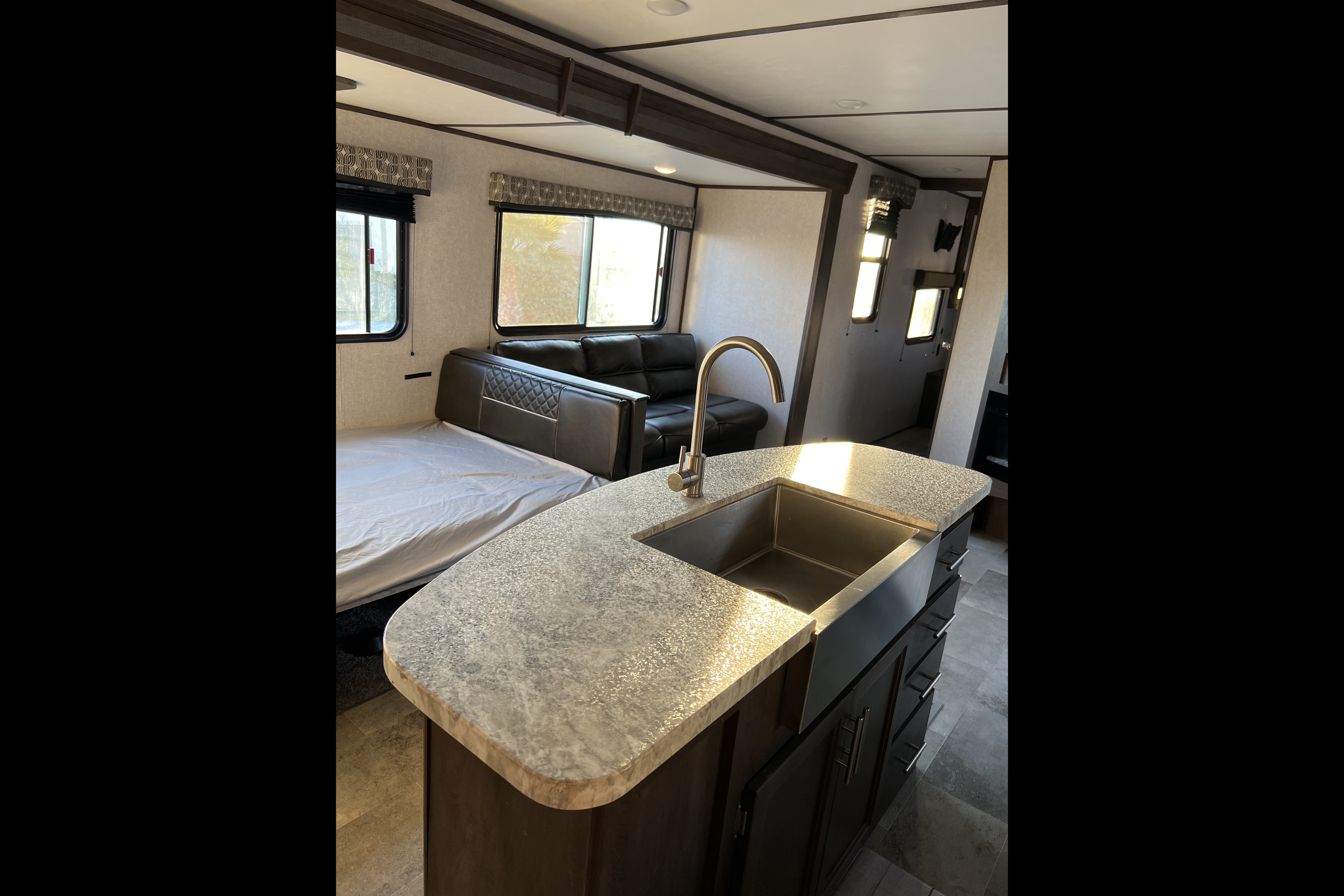 Cesar's Coleman Lantern 337BH Travel Trailer
