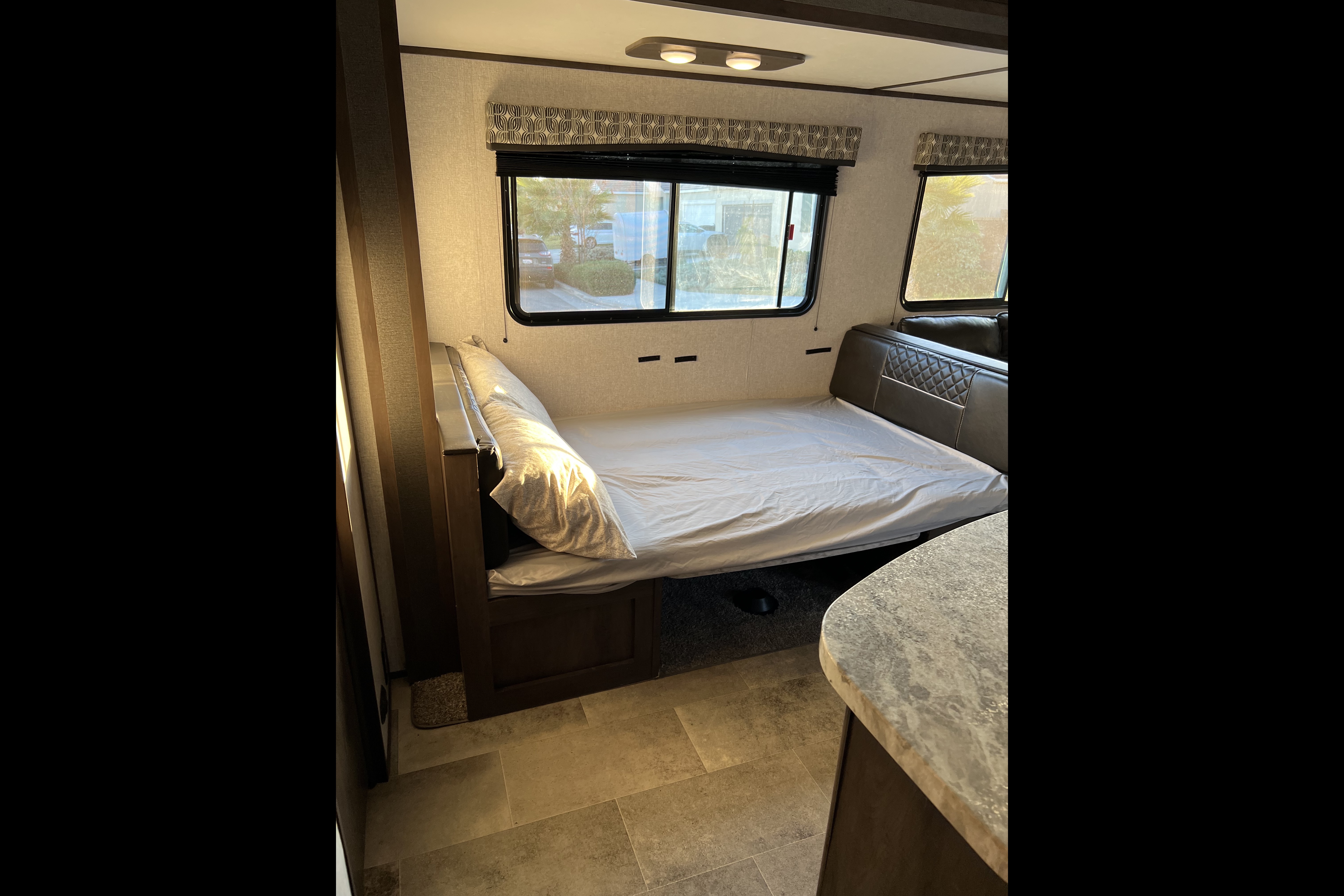 Cesar's Coleman Lantern 337BH Travel Trailer