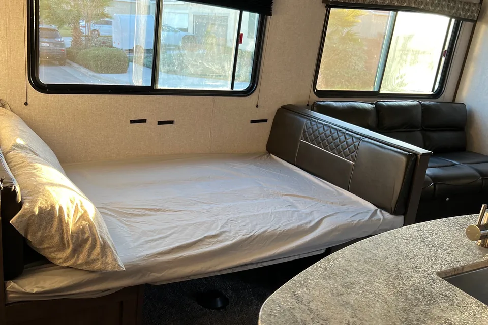 Cesar's Coleman Lantern 337BH Travel Trailer
