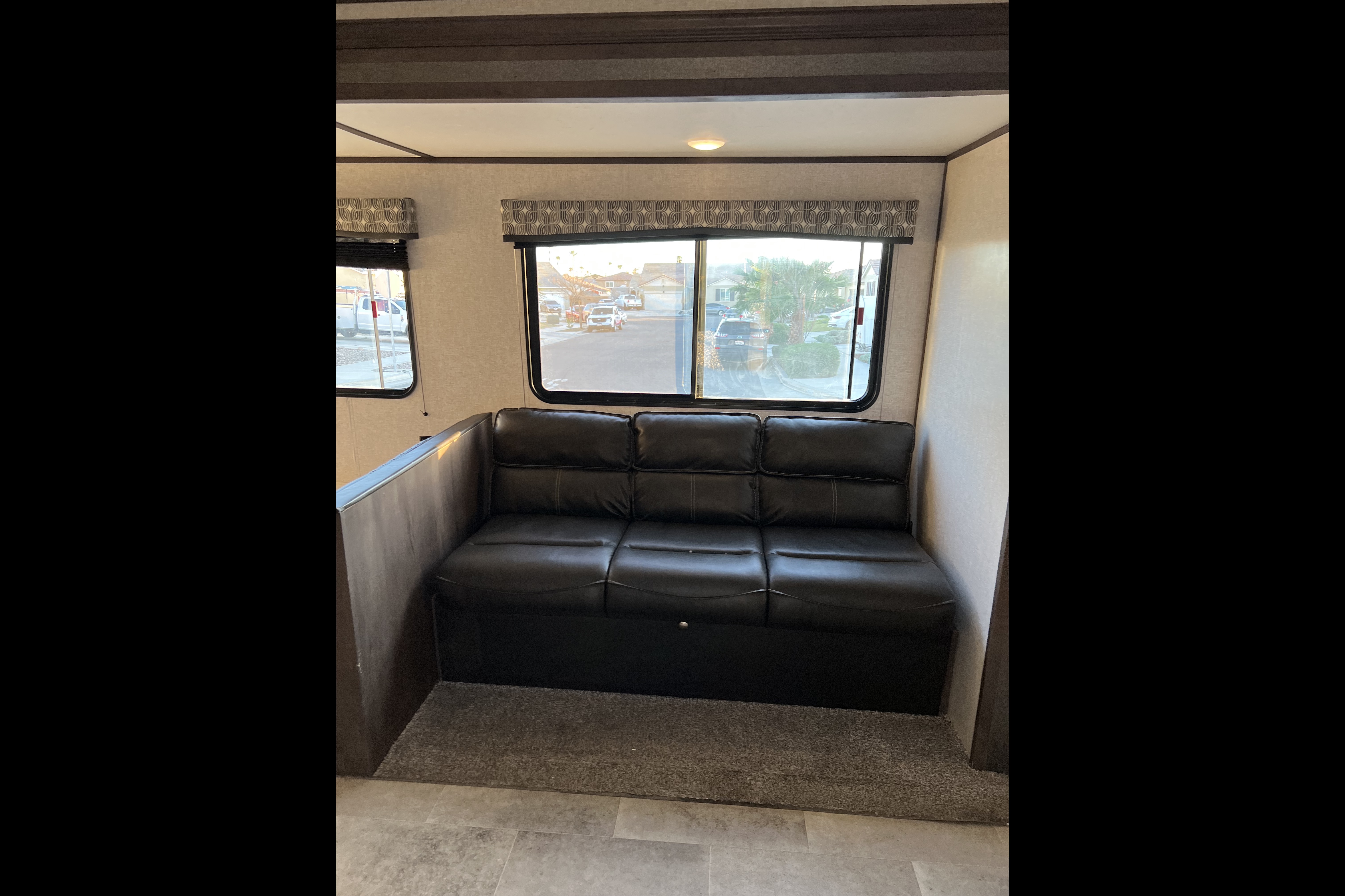 Cesar's Coleman Lantern 337BH Travel Trailer