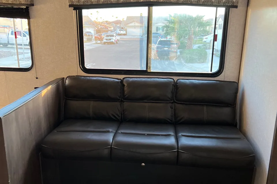 Cesar's Coleman Lantern 337BH Travel Trailer