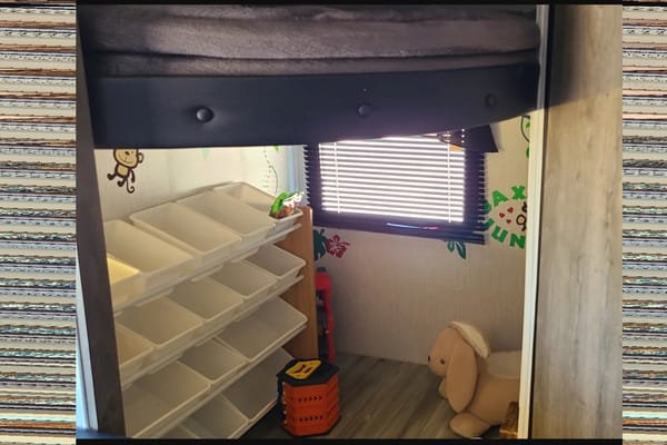 Heartland Pioneer with toy room! SUPER CLEAN