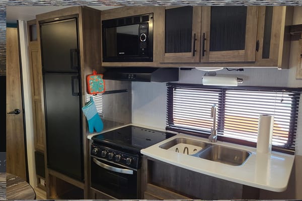 Heartland Pioneer with toy room! SUPER CLEAN