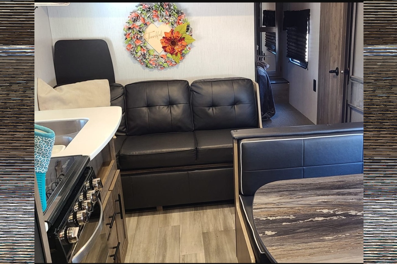 Heartland Pioneer with toy room!  SUPER CLEAN