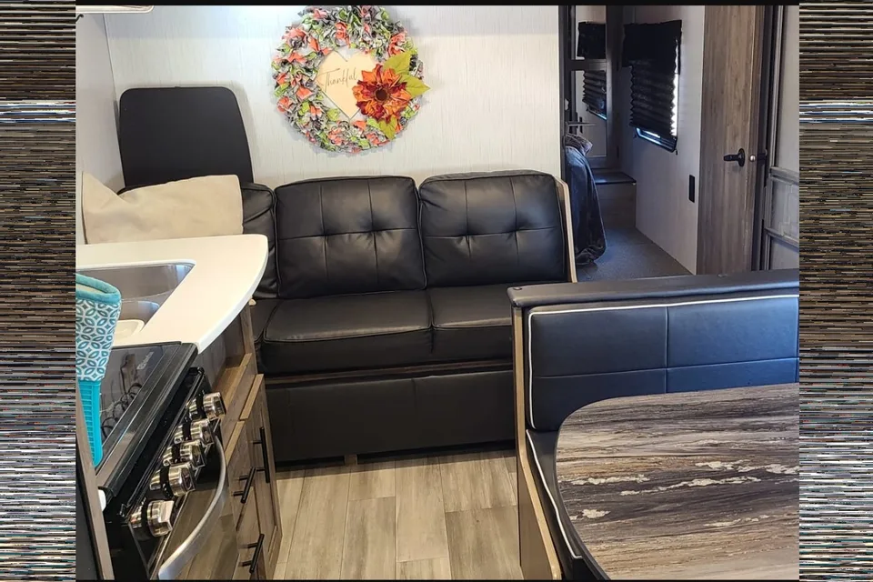 Heartland Pioneer with toy room!  SUPER CLEAN