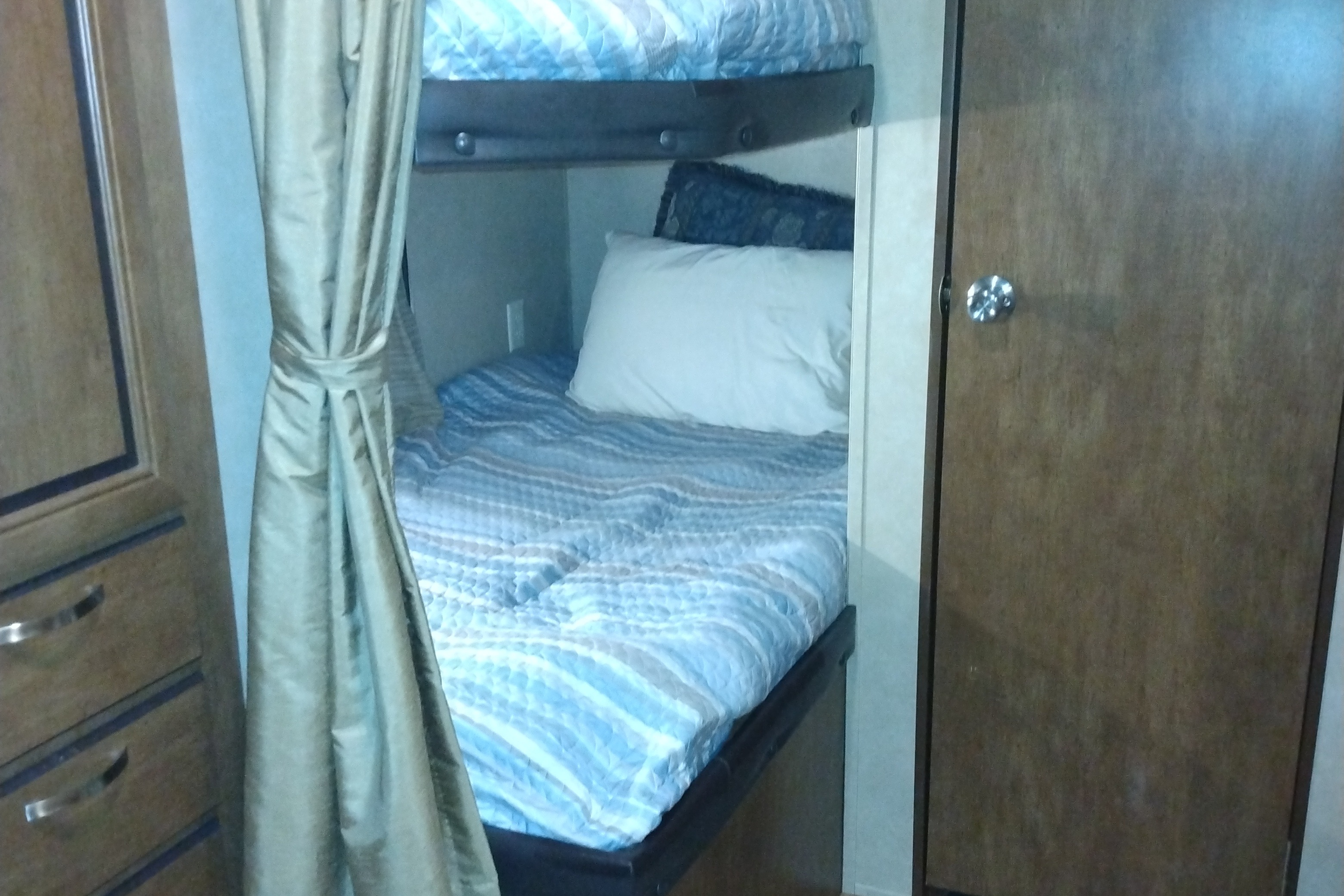 ROOMY 27 FOOT BUNK HOUSE! Delivery roundtrip