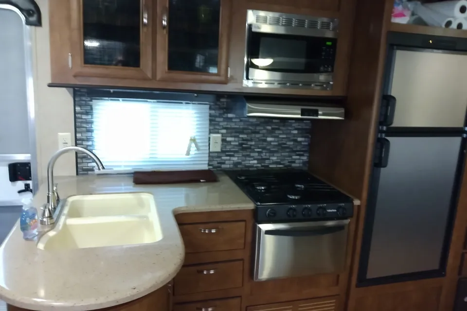 ROOMY 27 FOOT BUNK HOUSE! Delivery roundtrip