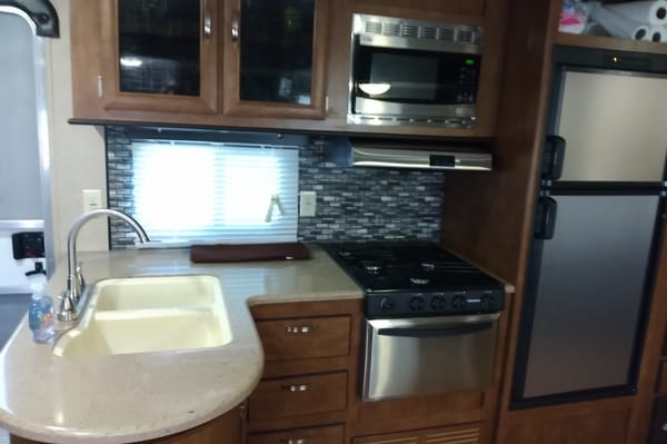 ROOMY 27 FOOT BUNK HOUSE! Delivery roundtrip