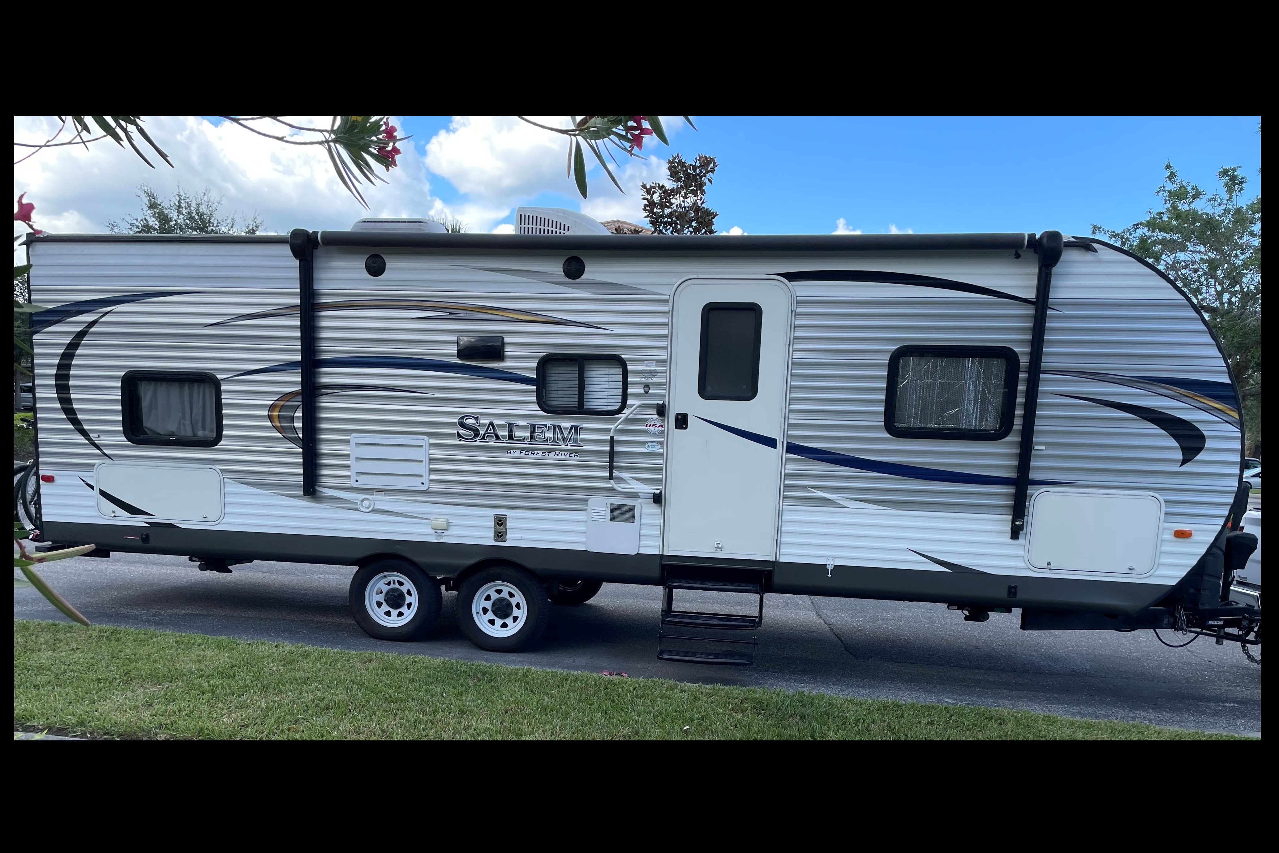 ROOMY 27 FOOT BUNK HOUSE! Delivery roundtrip