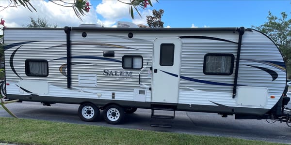 ROOMY 27 FOOT BUNK HOUSE! Delivery roundtrip
