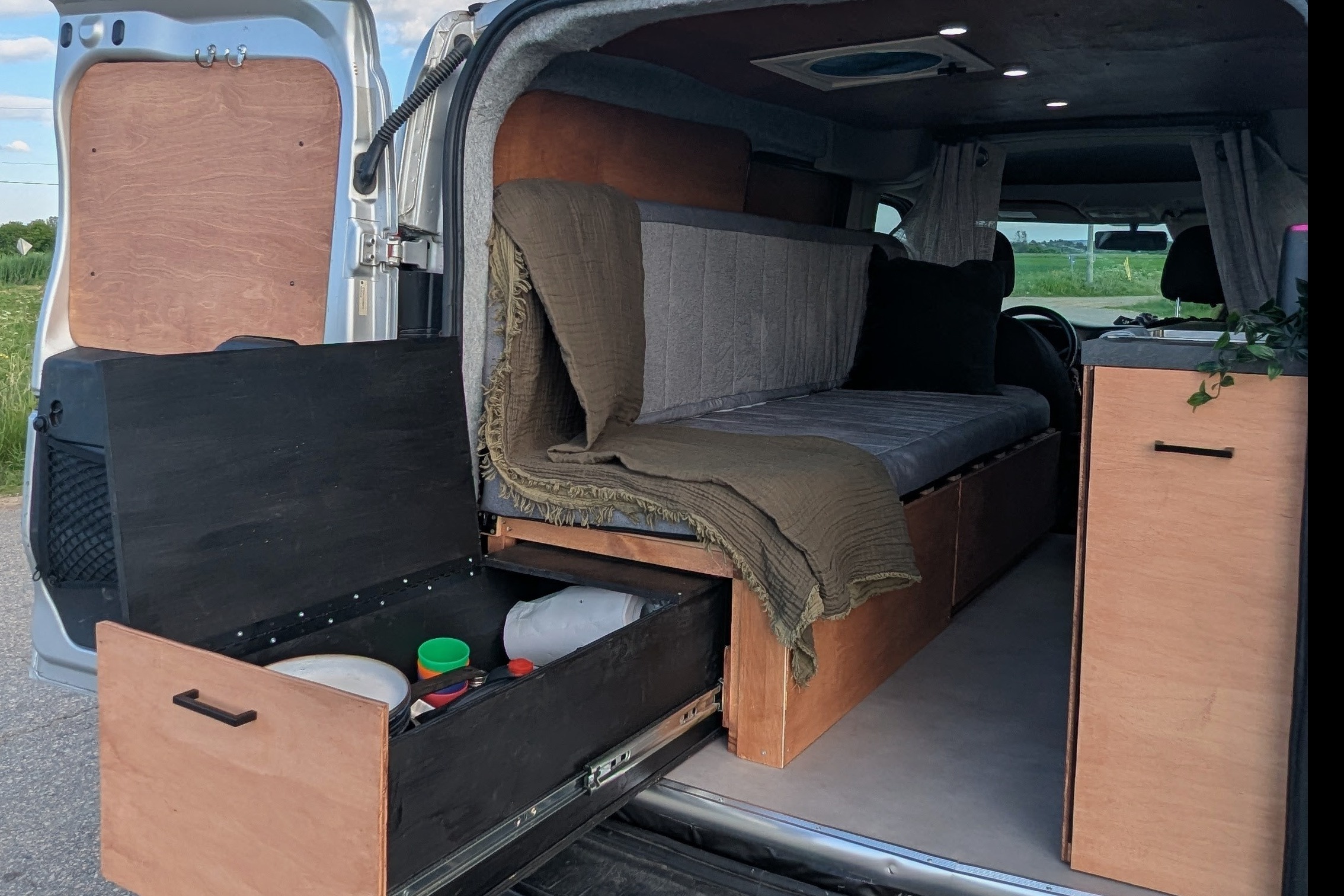 Sherbie — Mini-van aménagé | Va partout | 8L/100km | Batterie 4 jours