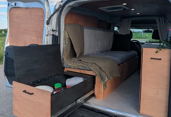 Sherbie — Mini-van aménagé | Va partout | 8L/100km | Batterie 4 jours