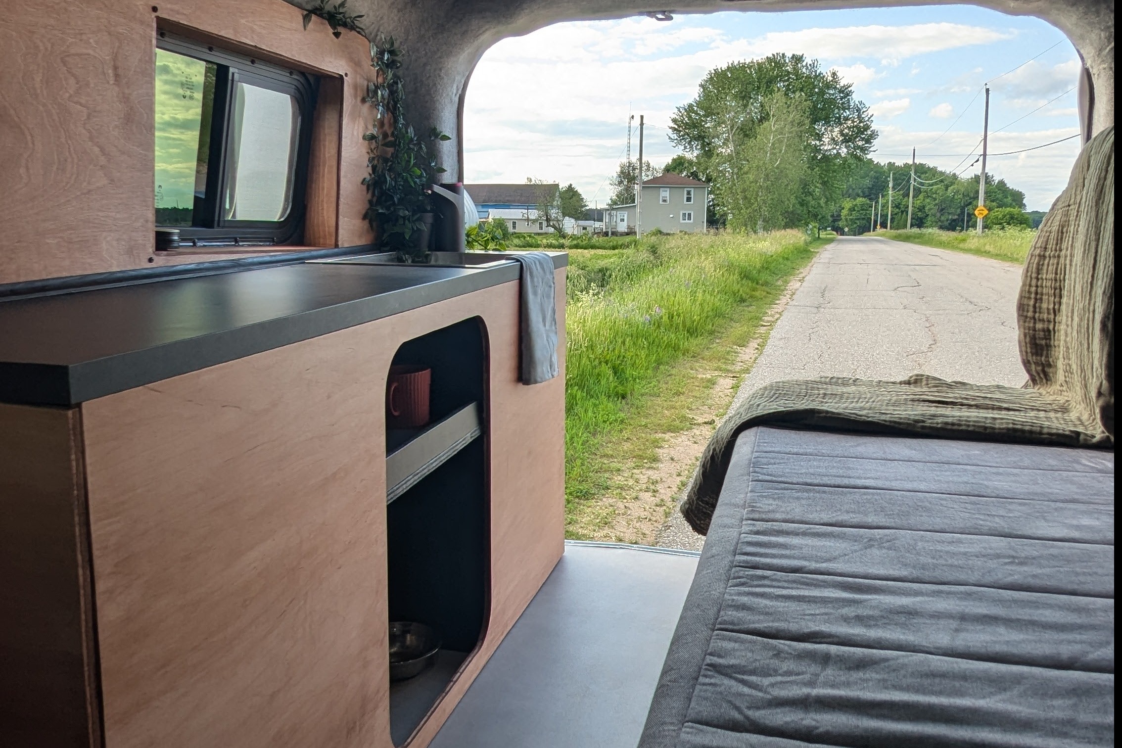 Sherbie — Mini-van aménagé | Va partout | 8L/100km | Batterie 4 jours