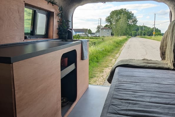 Sherbie — Mini-van aménagé | Va partout | 8L/100km | Batterie 4 jours