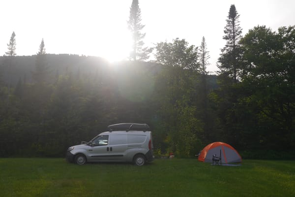 Sherbie — Mini-van aménagé | Va partout | 8L/100km | Batterie 4 jours