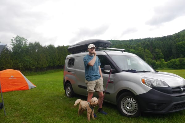 Sherbie — Mini-van aménagé | Va partout | 8L/100km | Batterie 4 jours