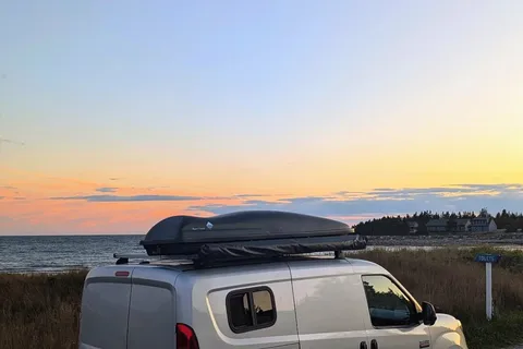 Sherbie — Mini-van aménagé | Va partout | 8L/100km | Batterie 4 jours