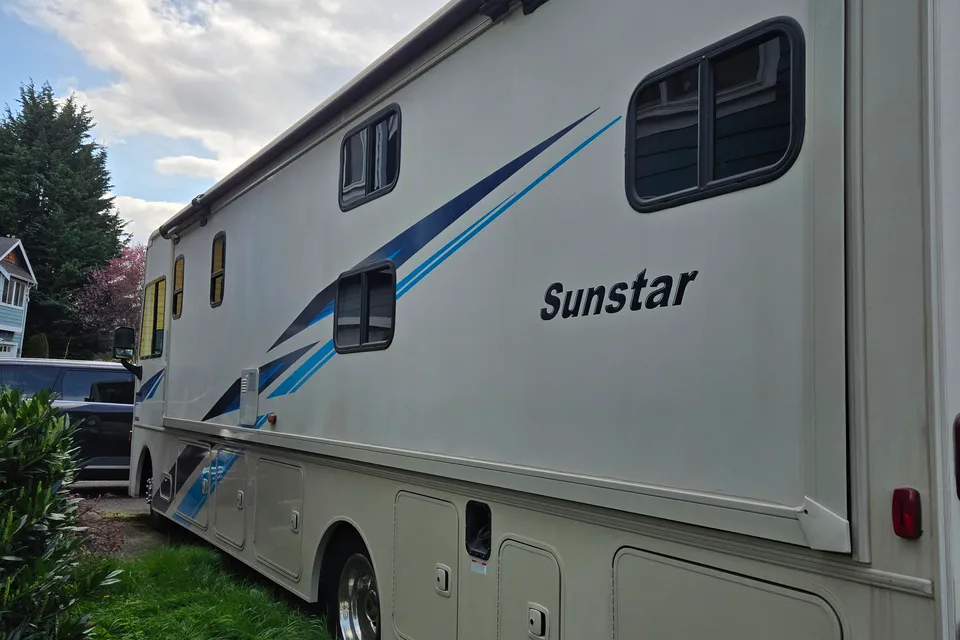 D's Winnebago Sunstar Class A