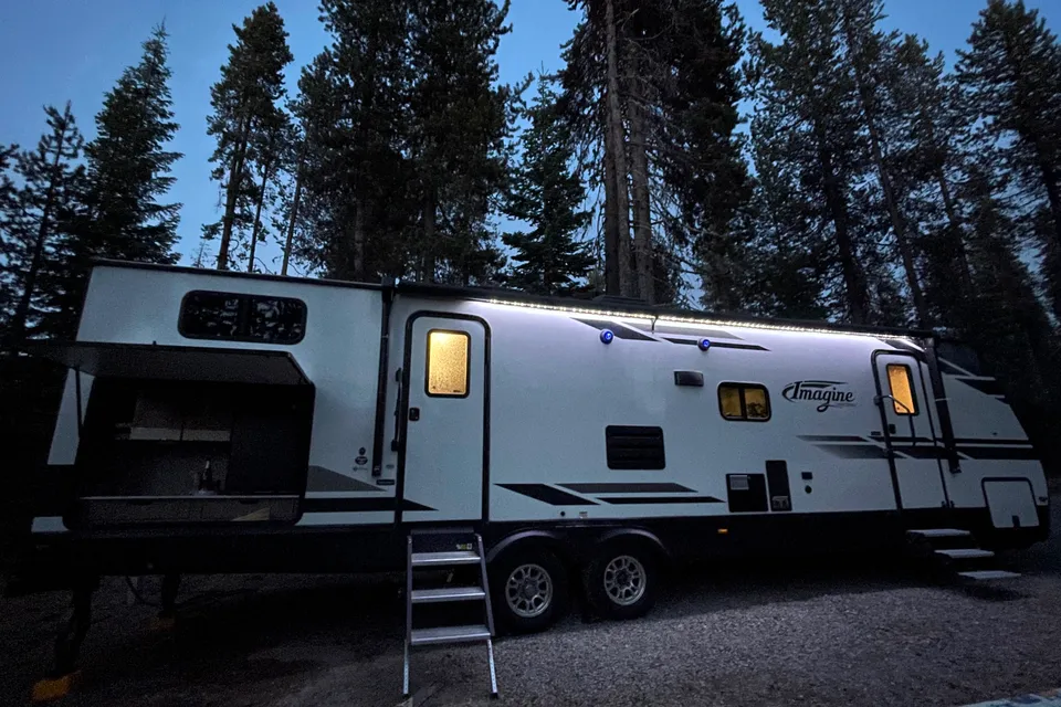Kahrin's Grand Design Imagine 3170BH Travel Trailer -linens provided