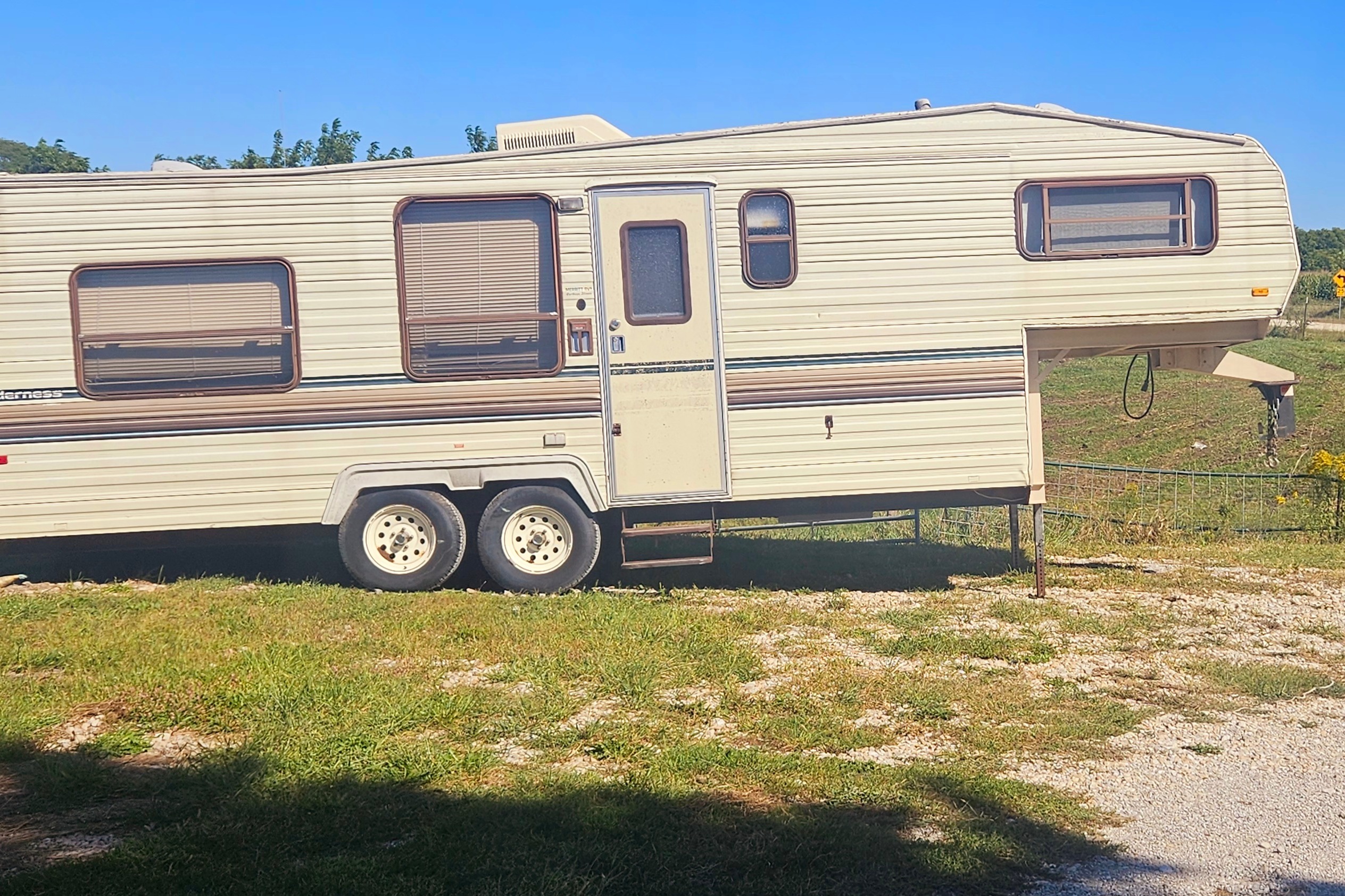 Lisa's Adventurer Manufacturing Adventure Fifth Wheel