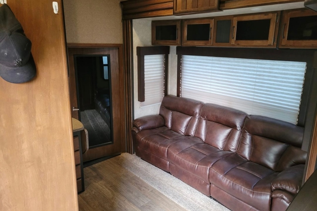 Ryan's Toy Hauler 10' Garage