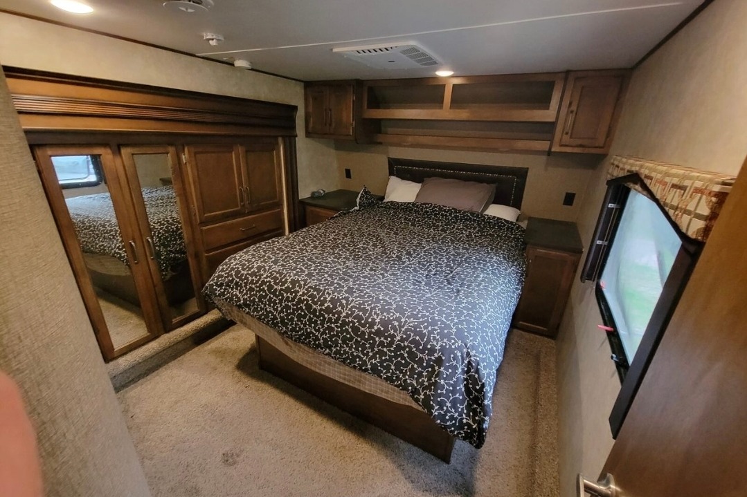 Ryan's Toy Hauler 10' Garage