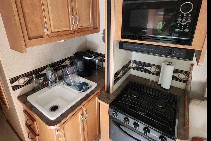 Josh's Winnebago Minnie Winnie 31H Class C