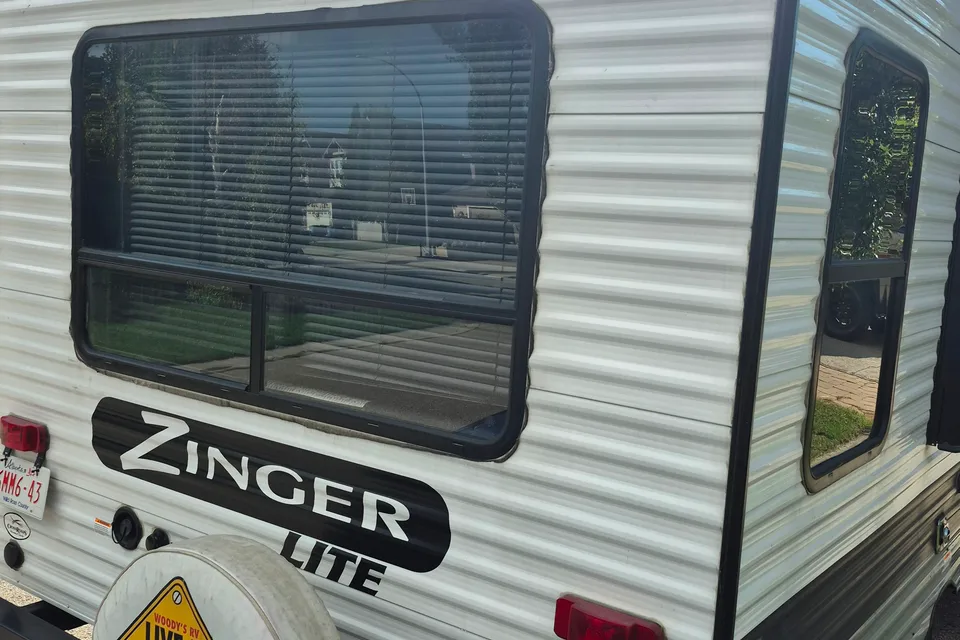 Zinger 18 Travel Trailer Mint