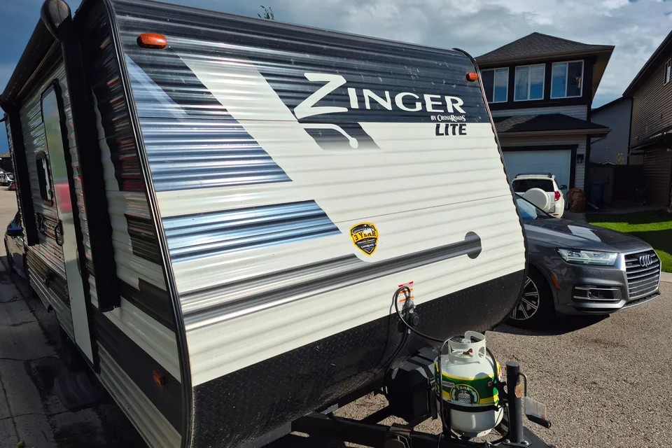 Zinger 18 Travel Trailer Mint