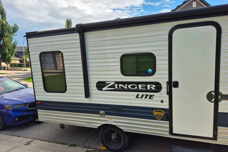 Zinger 18 Travel Trailer Mint