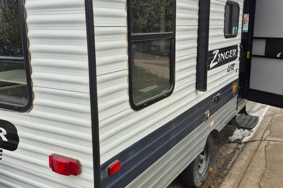 Zinger 18 Travel Trailer Mint