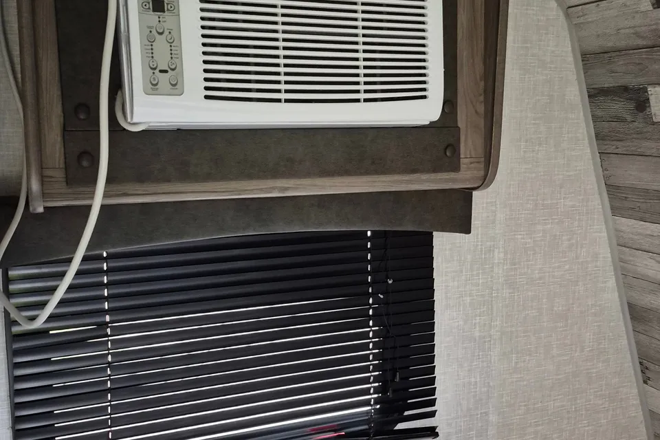 Zinger 18 Travel Trailer Mint