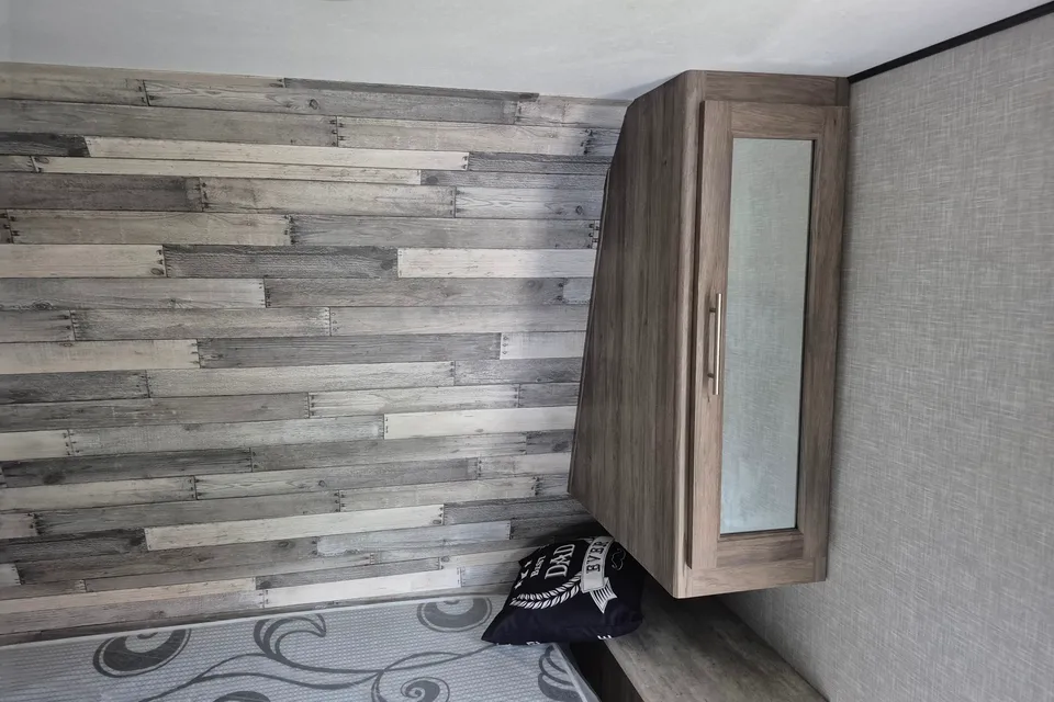 Zinger 18 Travel Trailer Mint