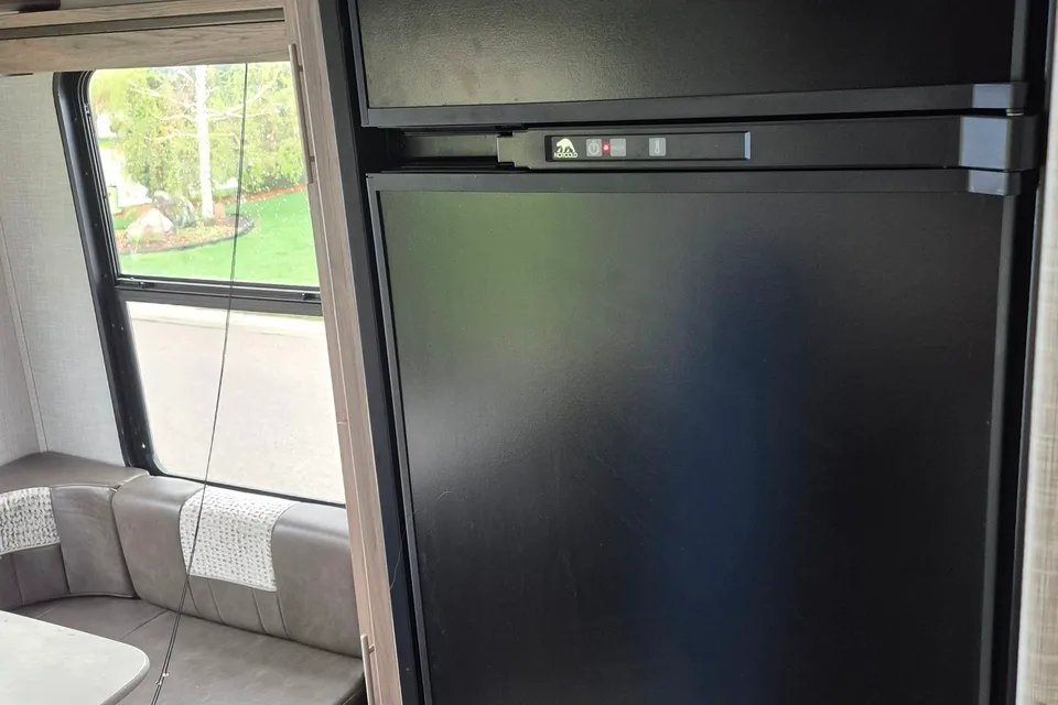 Zinger 18 Travel Trailer Mint