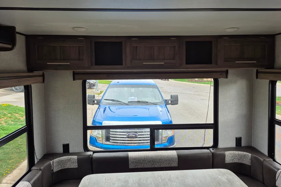 Zinger 18 Travel Trailer Mint