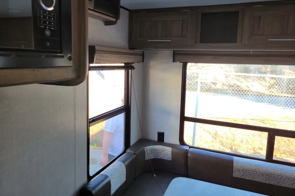 Zinger 18 Travel Trailer Mint