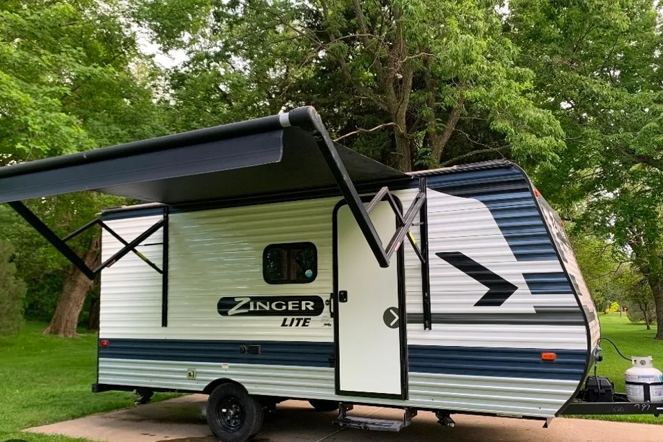 Zinger 18 Travel Trailer Mint