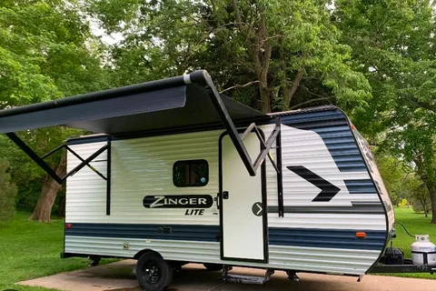 Zinger 18 Travel Trailer Mint